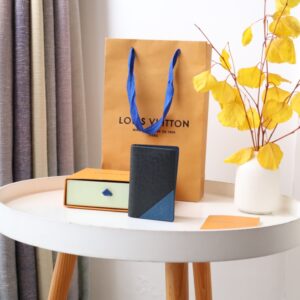 Wallet with V-shaped inlay
