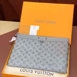 Louis Vuitton Discovery Pochette large handbag