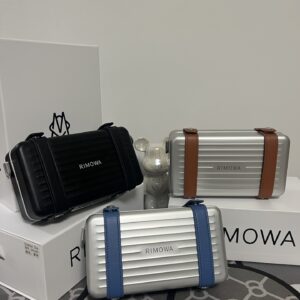 Aluminum travel briefcase with high-tech design