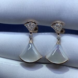 Classic white mother-of-pearl head stud earrings