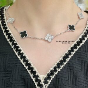 V Gold Advanced Black Onyx Four-Leaf Necklace