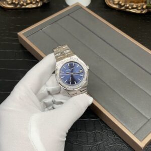 Vacheron Constantin Overseas women's automatic wristwatch
