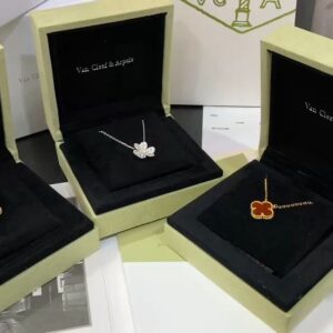 Four leaf clover diamond necklace