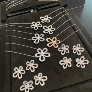 High quality large flower necklace