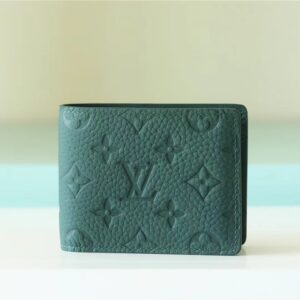 Multiple wallet green short clip