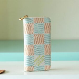 M83193 zippy wallet extensive collection