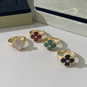 Four leaf clover ring