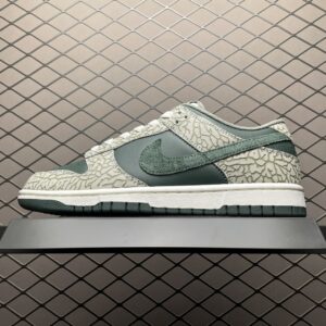 Dunk Low Sneakers