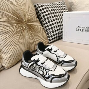 Sprint running shoes 3D cutout design