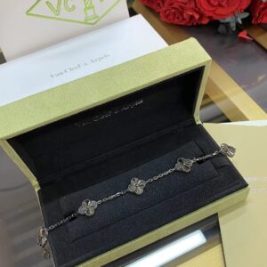 Four leaf bracelet black laser cut