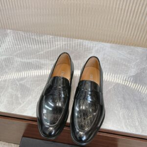 Timeless leather dress shoes with distinct design