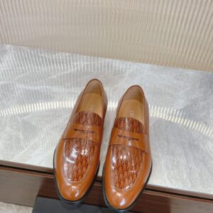 Timeless leather dress shoes with distinct design