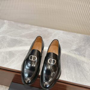 Timeless leather dress shoes with distinct design
