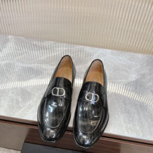 Timeless leather dress shoes with distinct design
