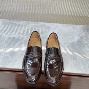 Elegant leather dress shoes with refined details