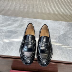 Elegant leather dress shoes with refined details