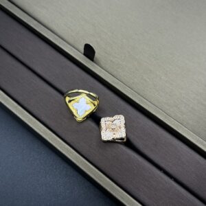 Single flower ring white bead