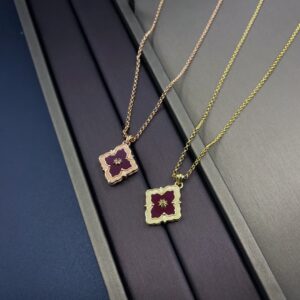 Single flower necklace with red mother-of-pearl