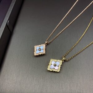Single flower necklace with gray mother-of-pearl