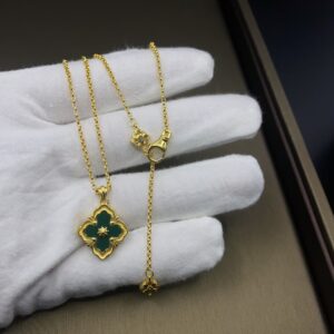 Single Flower Necklace Green Pearl