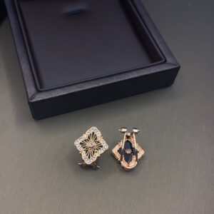 Black shell stud earrings