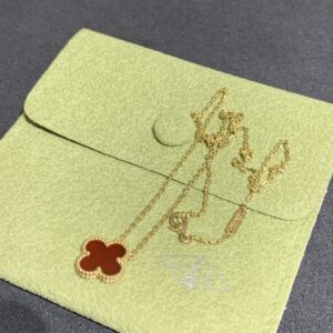 V four-leaf k yellow marble necklace