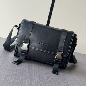 Top shelf professional hard good翻盖扣 Prada crossbody bag