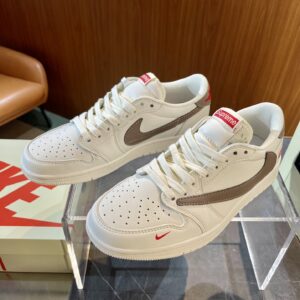 Nike AJ1 low-top sneakers