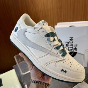 Nike AJ1 low-top sneakers