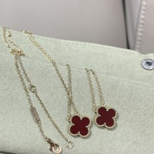 Van cleef & arrels red central flower necklace