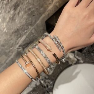Hand bracelet collection piece