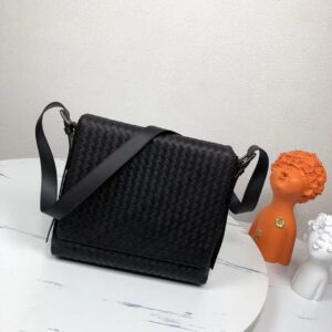 BV woven messenger bag, size 26x29x7cm