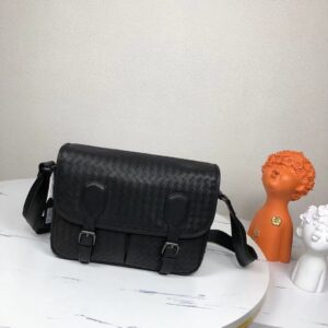 BV woven messenger bag, size 32x21x9cm