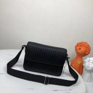 BV woven messenger bag, size 28x18x6cm