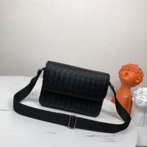 BV woven messenger bag, size 28x18x6cm