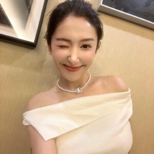 Double C pearl choker necklace
