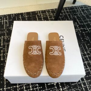 Half sandal with elevated design