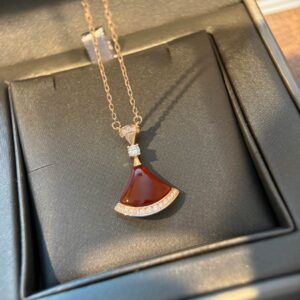 Red diva necklace fan