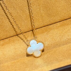 White clovers necklace