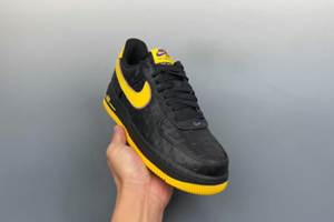 Kobe Bryant x Nike Air Force 1 Retro QS gold black edition