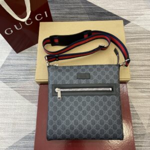Messenger bag with flat stripe design