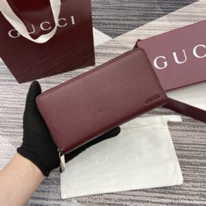 Tuss green zipper wallet with Gucci logo