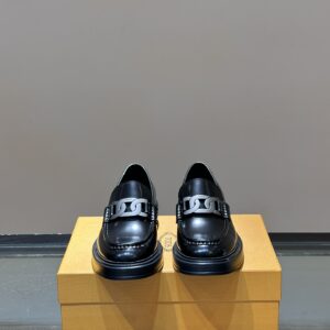 Men's leather dress loafers with T-shaped buckle decoration