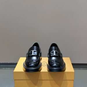 Loafer shoes with leather decoration