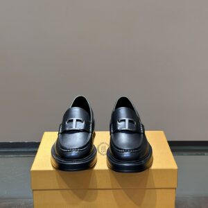 Loafer shoes with leather decoration