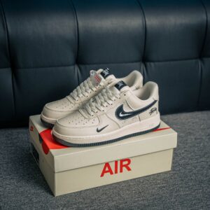 Air Force 1 sneaker with built-in air cushion and original materials