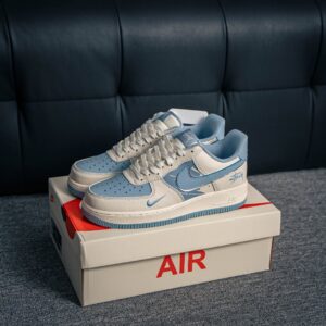 Air Force 1 sneaker with built-in air cushion and original materials