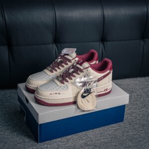 Air Force 1 sneaker with built-in air cushion and original materials