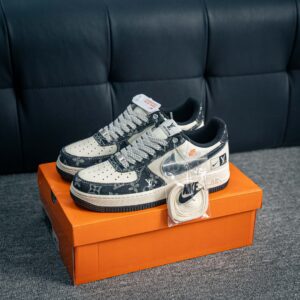 Air Force 1 sneaker with built-in air cushion and original materials