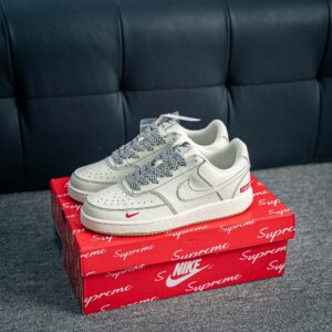 Air Force 1 sneaker with built-in air cushion and original materials